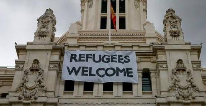 Pancarta que cuelga de la fachada del Ayuntamiento de Madrid donde se puede leer 'Refugees Welcome'. EFE