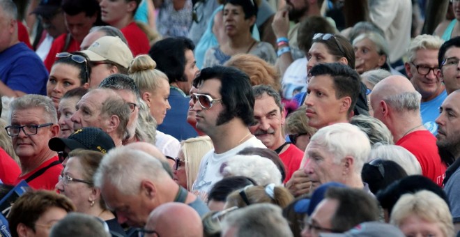 Miles de fans dolientes se reúnen para conmemorar el 40 aniversario de la muerte del cantante Elvis Presley en su antigua casa de Graceland, en Memphis (Tennessee, EEUU). REUTERS / Karen Pulfer Focht