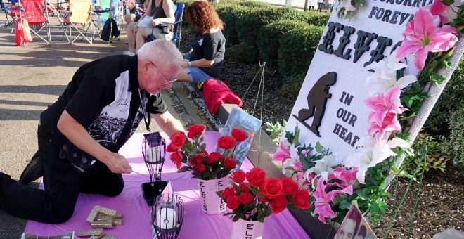 Un fan instala un santuario de Elvis Presley a las puertas de Graceland, la antigua casa del cantante, en Memphis (Tennessee, EEUU), en la vispera del  40 aniversario de la muerte del Rey del Rock.REUTERS / Karen Pulfer Focht