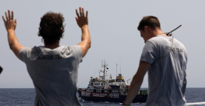 Los salvavidas de la ONG española Proactiva Open Arms observan el buque C Star dirigido por un grupo de activistas anti-inmigración en el Mar Mediterráneo Occidental que les presionan para abandonar la zona. / REUTERS