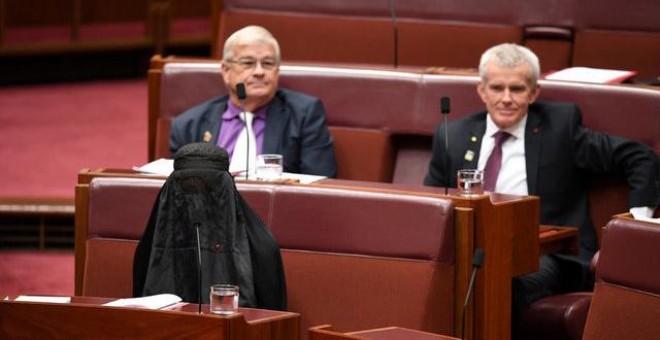 La senadora Paule Hason con el burla durante la sesión en el Parlamento / REUTERS