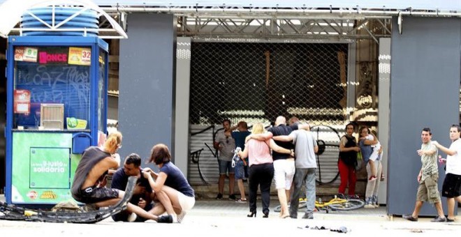 Una furgoneta atropella a decenas de personas en el centro de Barcelona. / EFE