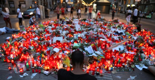 Altar en homenaje a las víctimas de los atentados terroristas en Catalunya, en Las Ramblas. REUTERS