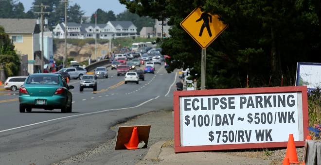 Un cartel ofrece aparcamiento a los conductores que quieran observar el eclipse solas, en la localidad estadounidense de Depoe Bay (Oregon, EEUU). REUTERS/Mike Blake