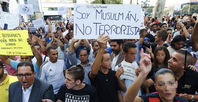 Momento de la concentración celebrada en las Ramblas en la concentración contra el terrorismo y en repulsa por los atentados. - EFE