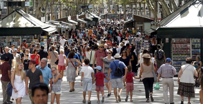 Vista de las Las Ramblas de  Barcelona, a comienzos de agosto, antes del atentado yihadista. REUTERS/Albert Gea