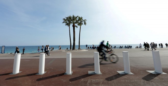 Bolardos de hormigón en el Paseo de los Ingleses de la localida francesa de Niza, instaladas tras el atropello múltiple con un camión en julio de 2016. REUTERS/Eric Gaillard