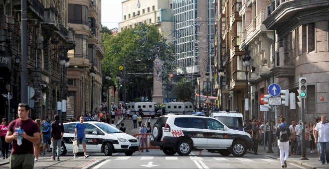 Vehículos de la Policicía Local de Bilbao bloquean varias calles peatonales durantes las fiestas de la Semana Grande de la capital vizcaína. REUTERS/Vincent West