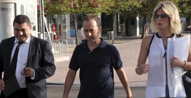 Francesco Arcuri (c), expareja de Juana Rivas, y padre de sus hijos, a su llegada al juzgado de primera instacia nº 3 de Granada acompañado de sus abogados. EFE/Pepe Torres