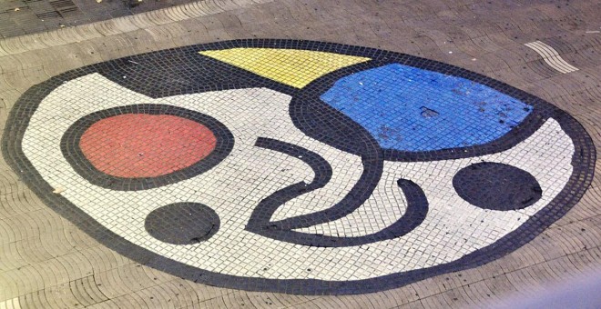 Mosaico de Joan Miró o del 'Pla de l'Os' en Las Ramblas de Barcelona
