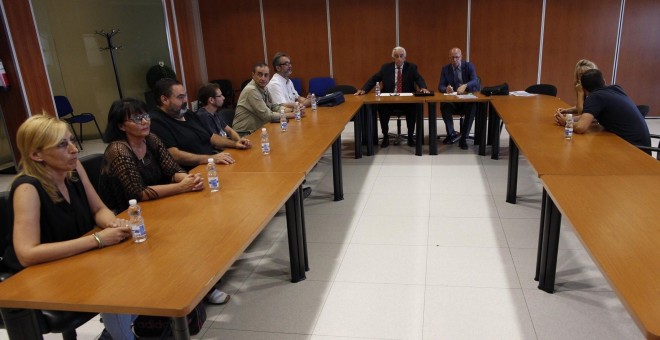 Los miembros del comité de empresa de Eulen durante la reunión que han mantenido esta mañana con Marcos Peña, el mediador propuesto por el Ministerio de Fomento / EFE - Alejandro García