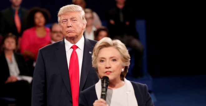 Donald Trump y Hillary Clinton, en uno de sus debates durante la campaña de las presidenciales de EEUU. REUTERS/Rick Wilking