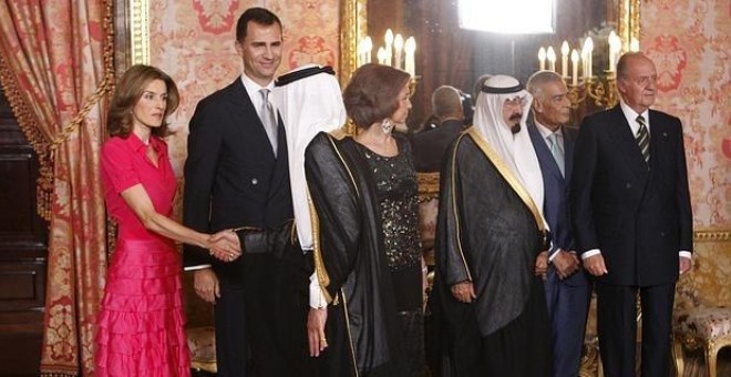 Don Felipe y Doña Letizia reciben junto a Don Juan Carlos y a Doña Sofía en el Palacio Real al Rey Abdalá de Arabia SaudÍ / EFE