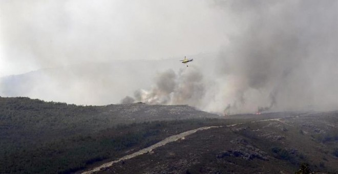 Un helicóptero durante las labores de extinción en Truchillas (León), una de las localidades de la comarca de La Cabrera (León) afectada por el incendio. | EFE