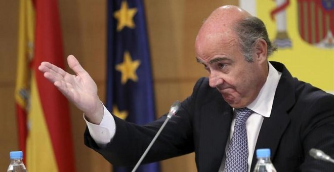 El ministro de Economía, Luis de Guindos, en rueda de prensa. | EFE