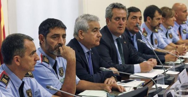 El mayor de los Mossos d'Esquadra, Josep Lluís Trapero, acompañado de Joaquim Forn en la reunión del gabinete antiterrorista / EFE