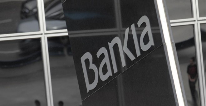 El logo de Bankia, frente al edificio de su sede en Madrid. E.P.