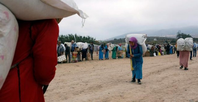 Mujeres marroquíes transportan mercancía en la frontera de Melilla / REUTERS - Youssef Boudlal