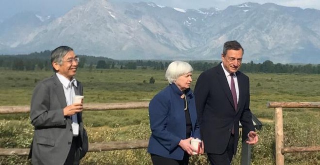 El gobernador del Banco de Japón, Haruhiko Kuroda, el presidente de la Reserva Federal de los Estados Unidos, Janet Yellen, y el presidente del Banco Central Europeo Mario Draghi / REUTERS - Jade Barker