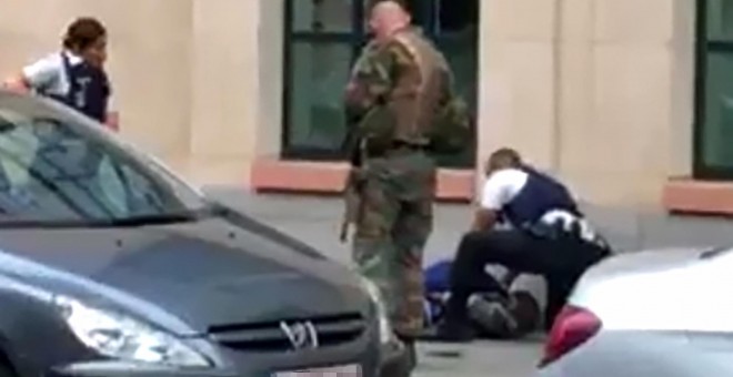 Momento en el que el atacante es neutralizado por policías y soldados belgas. - AFP