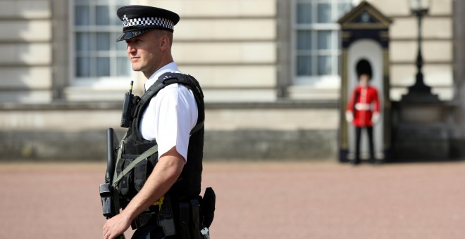 Un policía hace guardia en las afueras del Palacio de Buckingham.REUTERS/Paul Hackett