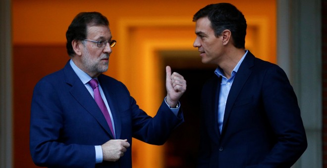 El presidente del Gobierno, Mariano Rajoy, y el líder del PSOE, Pedro Sánchez, en su reunión del pasado julio en el Palacio de la Moncloa. REUTERS