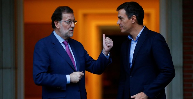El presidente del Gobierno, Mariano Rajoy, y el líder del PSOE, Pedro Sánchez, en su reunión del pasado julio en el Palacio de la Moncloa. REUTERS