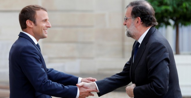 El presidente francés, Emmanuel Macron, y el presidentes español, Mariano Rajoy, se saludan a las puertas del Palacio del Elíseo. / REUTERS