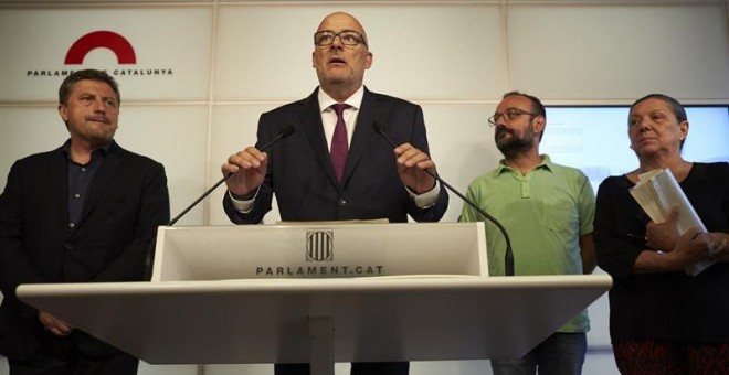 El diputado de JxSí, Jordi Orobitg; el presidente de JxSí en el Parlament, Lluís Corominas; el diputado de la CUP, Benet Salellas, y la diputada de la CUP, Gabriela Serra, durante la rueda de prensa para presentar la ley de transitoriedad que aprobarán an