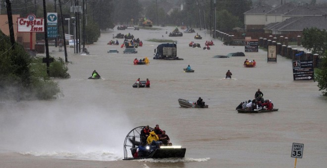 Residentes en Houston usan botes para evacuar una zona anegada en Tidwell Road. - REUTERS