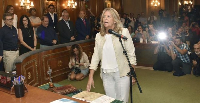 La exalcaldesa de Marbella Ángeles Muñoz (PP), vuelve a jurar su cargo. - EFE