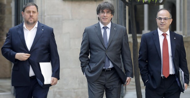 El presidente de la Generalitat, Carles Puigdemont, junto al vicepresidente del Govern, Oriol Junqueras y el portavoz del Govern, Jordi Turull, a su llegada hoy a la reunión semanal del Govern / EFE - Andreu Dalmau