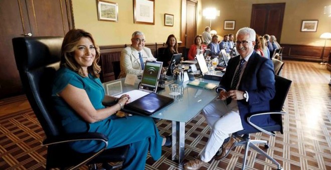 La presidenta de la Junta de Andalucía, Susana Díaz (i), acompañada del vicepresidente, Manuel Jiménez Barrios (d) y el resto de consejeros, momentos antes de presidir la primera reunión del Consejo de Gobierno andaluz tras las vacaciones de verano. EFE/J