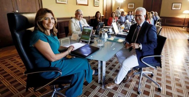 La presidenta de la Junta de Andalucía, Susana Díaz (i), acompañada del vicepresidente, Manuel Jiménez Barrios (d) y el resto de consejeros, momentos antes de presidir la primera reunión del Consejo de Gobierno andaluz tras las vacaciones de verano. EFE/J