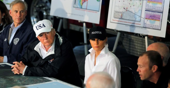El presidente de EEUU Donald Trump y la primera dama, Melania Trump, asisten a una reunión sobre el estado de las operaciones de rescate tras el paso de la tormenta Harvey, en Corpus Christi, Texas. REUTERS