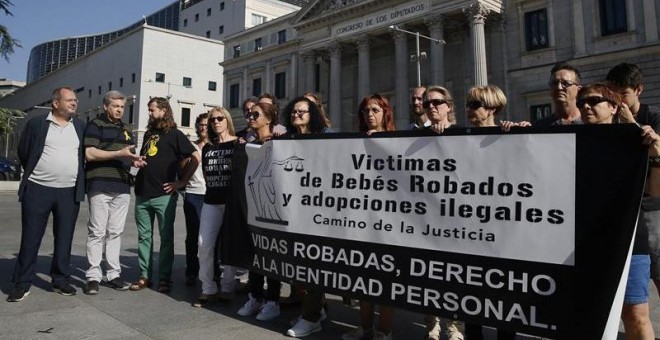 Un grupo de víctimas de bebés robados y adoptados ilegales durante la concentración que han protagonizado ante el Congreso coincidiendo con el Día Internacional de las víctimas de Desapariciones Forzadas. - EFE