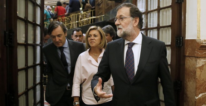 El presidente del Gobierno, Mariano Rajoy, abandona el hemiciclo del Congreso tras comparecer hoy en un pleno extraordinario para dar explicaciones de su declaración ante el tribunal del juicio del caso Gürtel y sobre la supuesta financiación ilegal de su