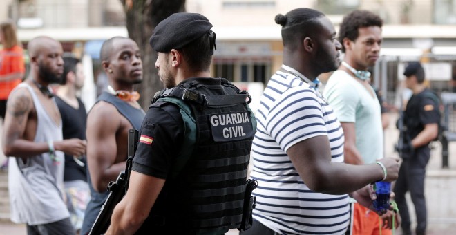 Miembros de la Guadia Civil durante los controles que se han realizado a la entrada de la Tomatina de Bunyol, donde han particpado 22.000 personas. EFE/ Miguel Angel Polo