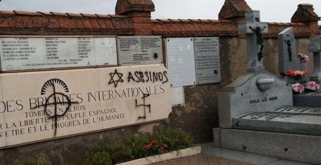 Pintan con símbolos nazis y antisemitas las tumbas de las Brigadas Internacionales del cementario de Fuencarral.-  EUROPA PRESS