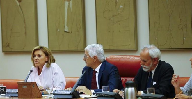 La ministra de Defensa, María Dolores de Cospedal, junto al presidente de la Comisión de Defensa, José Mª Barreda (c), comparece en una sesión extraordinaria de la comisión de Defensa del Congreso para, a petición de la oposición, explicar por qué se ha c