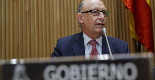 El ministro de Hacienda, Cristóbal Montoro, durante su comparecencia en comisión en el Congreso. EFE/JuanJo Martín