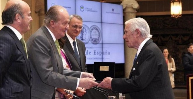 Enrique Sendagorta, presidente de honor de Sener, recibe el Premio a la Trayectoria Empresarial, en junio de 2014. EFE