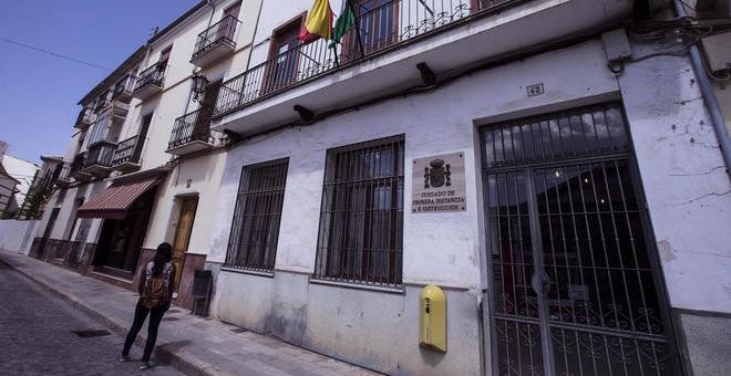 La entrada de los juzgados de Archidona donde se investiga a la madre huida con sus dos hijas. EFE