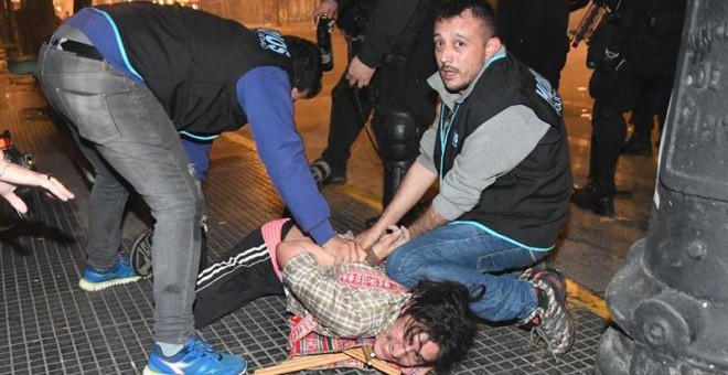 Policías argentinos detienen a un manifestante durante los disturbios registrados finalizada la marcha para reclamar la aparición con vida del joven Santiago Maldonadoen la Plaza de Mayo de Buenos Aires (Argentina). EFE/TÉLAM/Raúl Ferrari