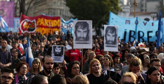 Miles de personas se concentraron este viernes para reclamar la aparición con vida del joven Santiago Maldonado, en la Plaza de mayo de Buenos Aires (Argentina). EFE/David Fernández