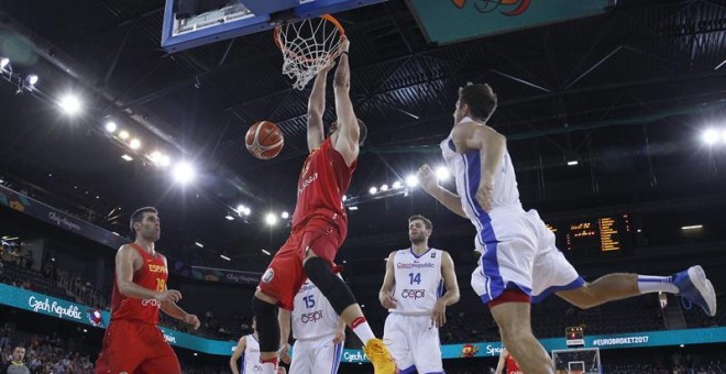 El pívot de la selección española de baloncesto Marc Gasol (c) durante el partido del Grupo C del Eurobasket 2017 disputado frente a República Checa hoy en la ciudad rumana de Cluj. EFE/Juan Carlos Hidalgo