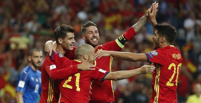 Los jugadores de la selección española celebran el tercer gol de la selección española durante el encuentro clasificatorio para el mundial de Rusia 2018, que disputan esta noche frente a la selección italiana en el estadio Santiago Bernabéu, en Madrid. EF