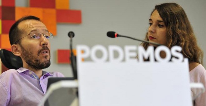 El secretario de Organización de Podemos, Pablo Echenique, acompañado por la coportavoz del partido Noelia Vera. / EFE
