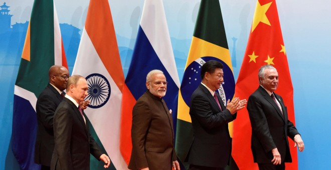 El presidente brasileño Michel Temer, el presidente chino Xi Jinping, el primer ministro indio Narendra Modi, el presidente ruso Vladimir Putin y el presidente sudafricano Jacob Zuma asisten al foro de negocios BRICS en la cumbre de los BRICS en Xiamen (C