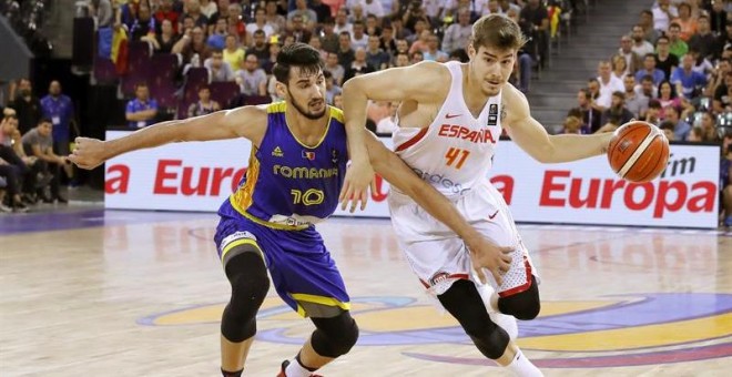 El jugador de la selección española de Baloncesto Juancho Hernangómez pelea el control del balón ante la oposición del jugador de la selección de Rumanía Bogdan Nicolescu. - EFE